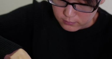 Cadılar Bayramı arifesinde balkabağı oyan bir kadının elleri, birçok Batılı Hıristiyan mezhebi etten uzak durmaya teşvik eder, bu da bugünle ilişkili çeşitli vejetaryen gıdaların doğmasına neden olur..