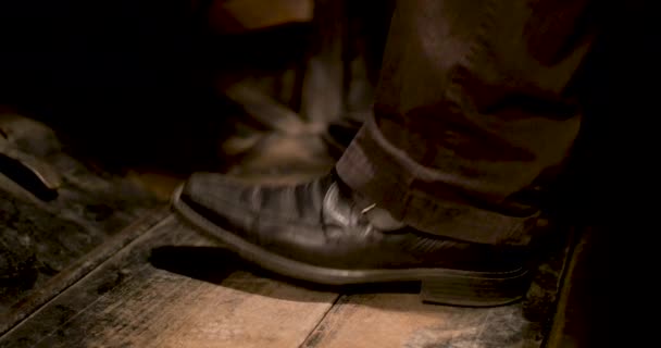 Человек черный кожаный ботинок внутри старой машины — стоковое видео