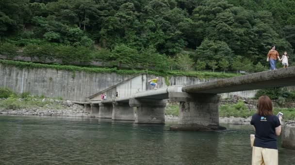 Homem pulando em um rio, Backflip em câmera lenta - Shimanto gawa, Japão - agosto 2018 — Vídeo de Stock