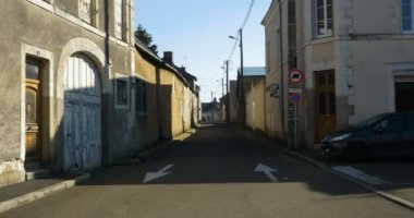 Baharın erken saatlerinde Sarthe 'deki köy yolunda mavi gökyüzü, Le Lude, Fransa 27 / 2 / 19