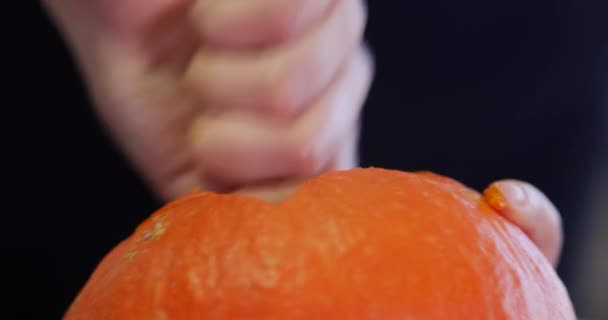 Cucchiaio di legno svuotando una zucca, Halloween sta arrivando, abbiamo bisogno di preparare alcune lanterne! Il suo nome deriva dal fenomeno di una strana luce tremolante sopra torbiere, chiamato volontà-o '-the-wisp o jack - — Video Stock