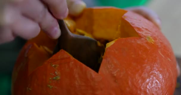 Jack O Lantern being prepared. This tradition comes from an Irish legend of Stingy Jack, a drunkard who bargains with Satan and is doomed to roam the Earth with a hollowed turnip to light his way. — Stock Video