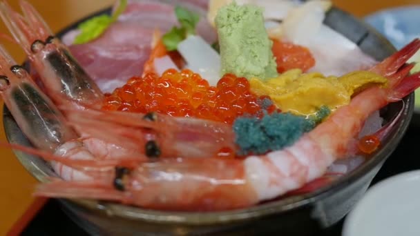 Gros plan de délicieux japonais bol de fruits de mer frais et sain — Video