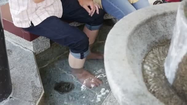 Vieux couple japonais en bonne santé ayant des bains de jambes sources chaudes d'eau chaude à Fukui, Japon - août 2018 — Video
