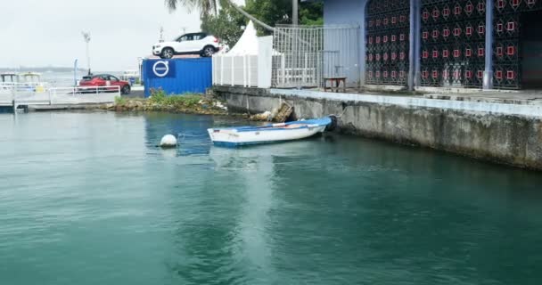 Petit bateau sur mer calme dans le port. clair naturel bel éclairage sur cet océan turquoise, atmosphère paisible. Guadeloupe 20 / 11 / 18  - — Video