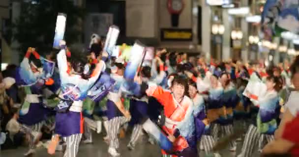 Vackra dynamiska kvinnor dansar för Kochi sommarfestival: Yosakoi - Kochi, Japan - augusti 2018 — Stockvideo