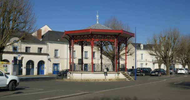 Röd musik Kiosk i Sarthe liten by med blå vacker himmel Le lude, Frankrike 27 / 2 / 19 — Stockvideo