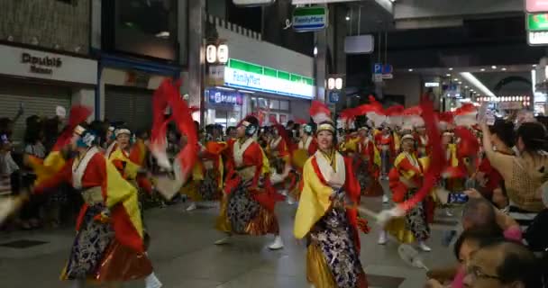 Grupa tańca czerwonych kobiet Kochi letni festiwal: Yosakoi - Kochi, Japonia - sierpień 2018 — Wideo stockowe