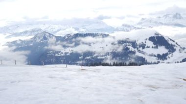 Kar, Bulutlar ve İsviçre Alp Dağları, İsviçre Alpleri 'nin güzel manzarası. Turistler ve doğa severler için bir cennet Rigi Vitznau, İsviçre