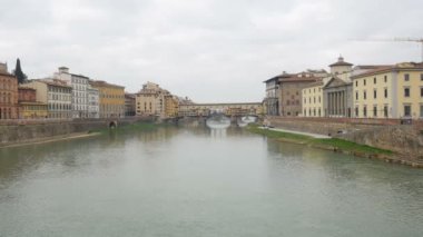 Ponte Vecchio 'nun önü, yeşil nehir ve bulutlu gökyüzü - Floransa, İtalya - Şubat 2018