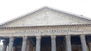 Pantheon, Roma, İtalya 'nın önünde yürüyen insanlar - Şubat 2018 - M Agrippa If Cos Tertium - Latince anlamı, Marcus Agrippa Lucius' un oğlu