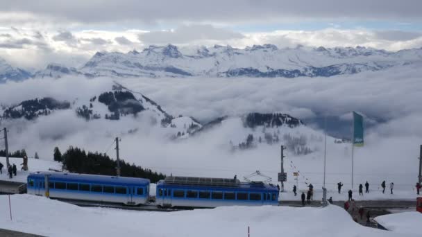 Timelaps of blue Lucerna pociąg, góry, śnieg i chmury w Rigi, Luzern, Szwajcaria - luty 2018 — Wideo stockowe