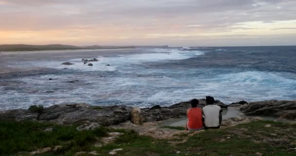 Gün batımını izleyen güzel bir çift. Tatilleri ve romantik buluşmaları olan güzel mavi deniz Guadeloupe, Pointe pitre, 2018 Kasım — Stok video