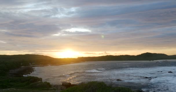 空に雲と美しいカラフルな夕日。海と海岸のパノラマ風景、海と楽園の休日の雰囲気の自然光の反射。オレンジサンベイ — ストック動画