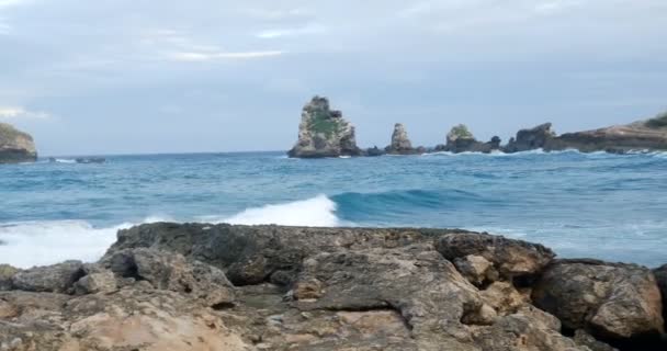 Panorama van de kust van Guadeloupe. prachtig landschap met blauwe zee, natuurlijke verlichting en tropische wolken. paradijs bestemming voor natuurlijke vakanties en reizen. — Stockvideo