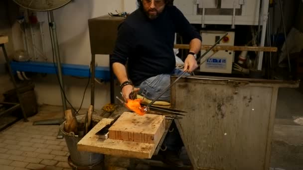 工匠用热融化的玻璃制造马 传统威尼斯工艺用旧工具和火 意大利威尼斯 2018年2月 — 图库视频影像