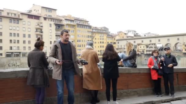 Emberek Szelfiznek Ponte Vecchio Firenze Előtt Olaszország 2018 Február — Stock videók