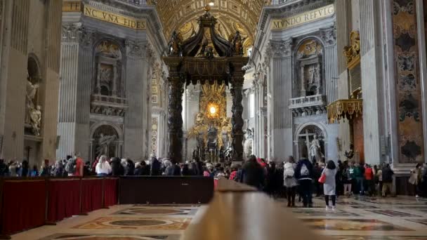 Dentro Roma Vatican Cathedrale Hermoso Rayo Con Gente Caminando Roma — Vídeo de stock