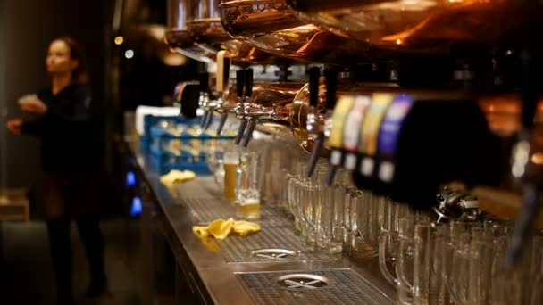 Torneira de cerveja no bar suíço europeu, cores bonitas de um espaço acolhedor com óculos e fundo embaçado — Vídeo de Stock