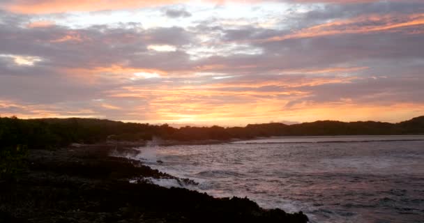 Belo pôr do sol céu vermelho e rosa com nuvem em movimento, mar calmo. noite de férias românticas, horizonte com ondas e praia mostrando e reflexos do mar agradável . — Vídeo de Stock