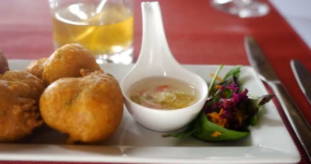 Accras de Morue, frittella sana cibo caraibico. sale gastronomia a base di pesce, queste palline di merluzzo antipasto cucinato sott'olio sono bella e deliziosa cena di vacanza nel ristorante . — Video Stock