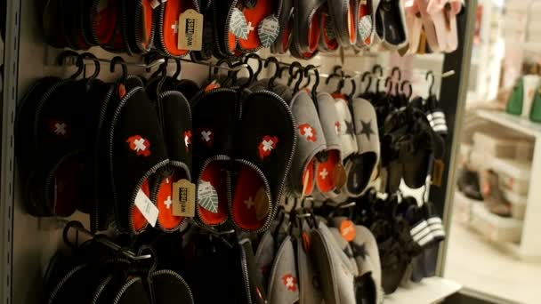 Útulné Švýcarské Pantofle Obchodě Teplé Měkké Pohodlné Boty Zimu Doma — Stock video