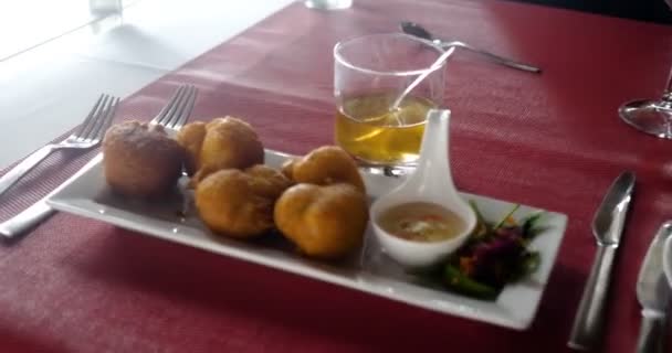 Zdrowe Accras de Morue, placek karaibskie jedzenie z solą rybną na bazie gastronomii, te kulki dorsza przystawki gotowane w oleju są piękne i pyszne posiłek w restauracji. — Wideo stockowe
