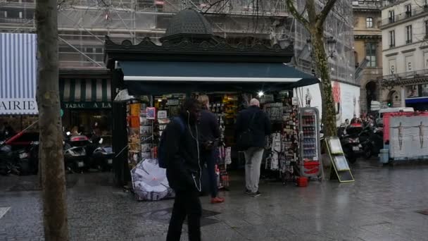 Чернокожий Мужчина Прогуливается Перед Традиционным Газетным Киоском Париже Темной Дождливой — стоковое видео
