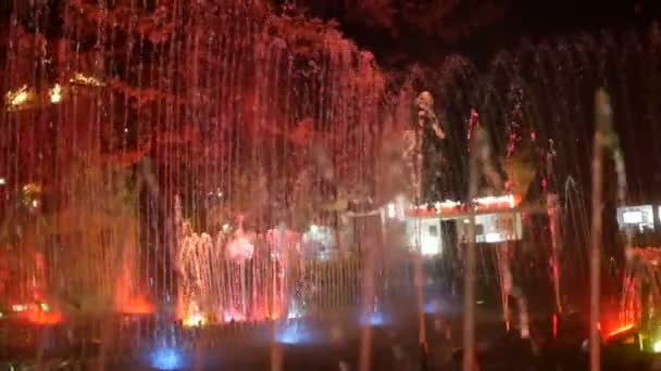 Kosiceの夜景美しくカラフルな噴水 Kosice スロバキア 7月2017 Kosiceはスロバキアで最も魅力的な観光都市の一つです — ストック動画