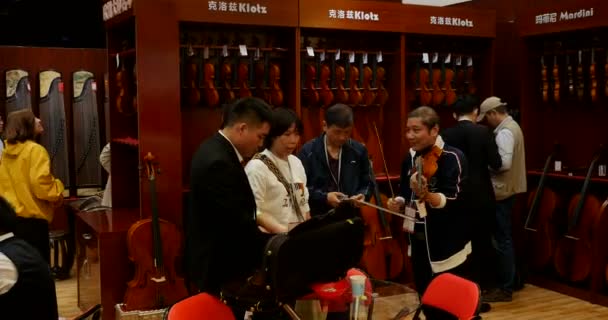 Music China Shanghai Instrumentenmesse Verhandlung Zwischen Mann Und Frau Der — Stockvideo