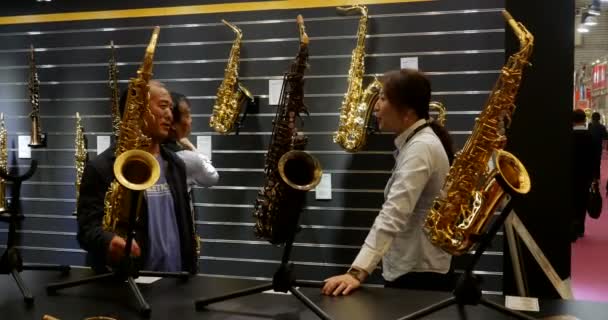 Music China Shanghai Instrumentenmesse Zwei Personen Verhandeln Bereich Saxophon Bläser — Stockvideo