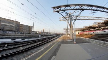 Hızlandırılmış profesyonel zaman turlarında tren rayları. Leuven, Belçika, Ağustos 2018 'de sabah güneşiyle birlikte doğal ışık