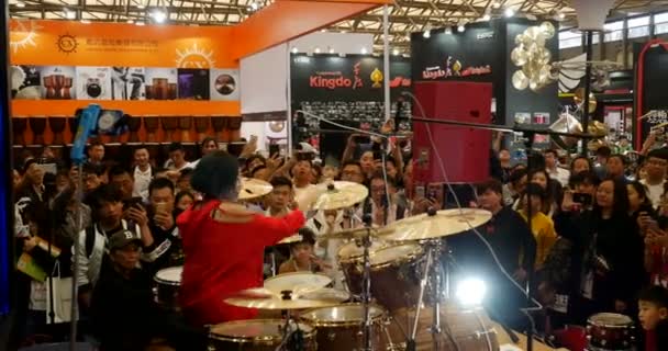 2009年10月11日在中国上海举办的上海乐器展销会上 中国女鼓手表演 — 图库视频影像