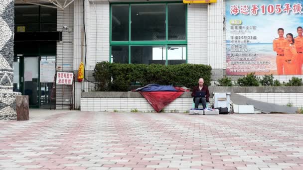 Long Shot Man Working Apple Computer Taidong Taiwan March 2018 — Stockvideo