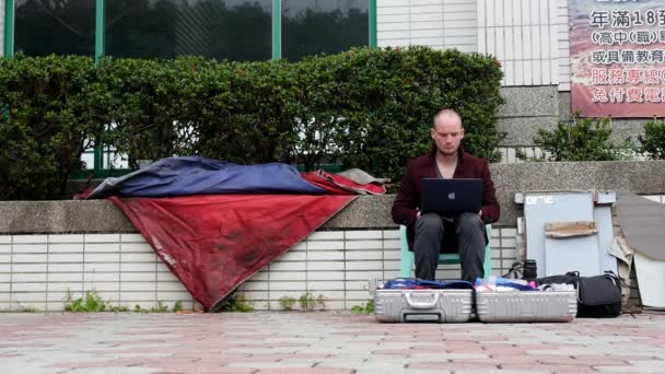 Hombre Trabajando Ordenador Apple Fuera Estación Taidong Taiwán Marzo 2018 — Vídeos de Stock