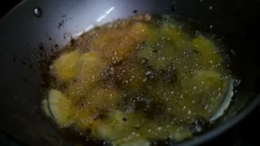 Çin mutfağında, tavada yavaş yavaş yemek kızartıyorlar.