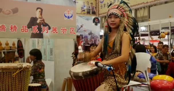 Chińskie Kobiety Afrykańskiej Odzieży Targach Music China Shanghai Instrument Shanghai — Wideo stockowe