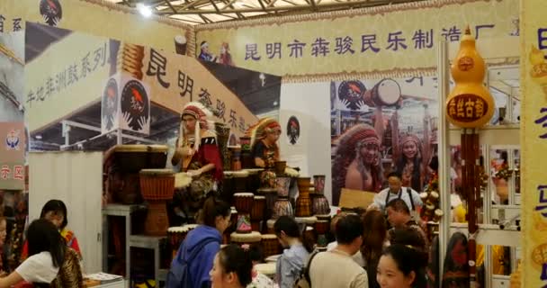 Китайский Исполнитель Джембе Music China Shanghai Instrument Fair Секция Ударных — стоковое видео