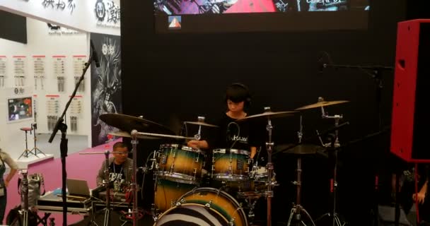 Homem Tocando Bateria Music China Shanghai Instrument Fair Drums Percussions — Vídeo de Stock