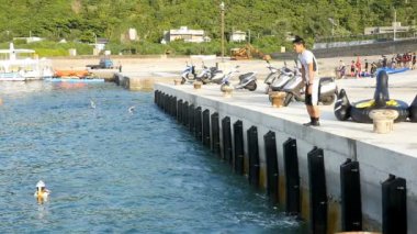 Man 'in yavaş hareketi komik bir şekilde limandan denize atladı, Ludao, Yeşil Ada Tayvan' da, Haziran 2018 Tatil Atlayışı başarısız oldu