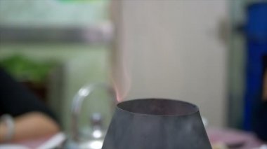 Geleneksel Çin güvecinin kapağını kapatın.