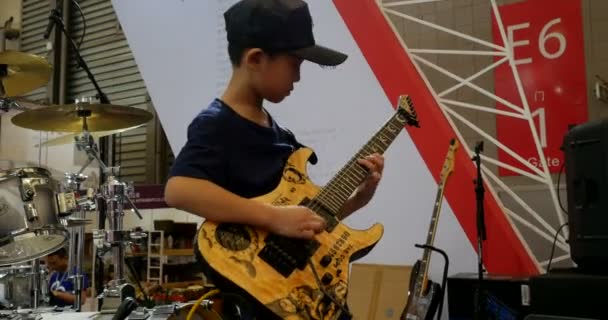 Junge Gitarrist Tritt Auf Der Musik China Der Shanghai Instrumentenmesse — Stockvideo