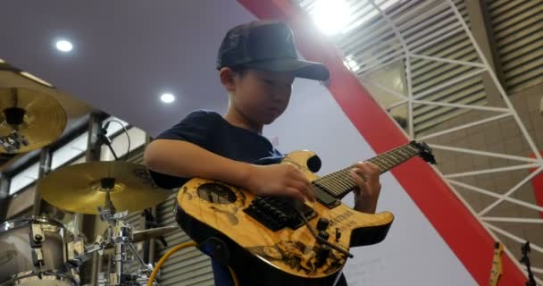 Jongen Speelt Gitaar Podium Music China Shanghai Instrument Fair Section — Stockvideo