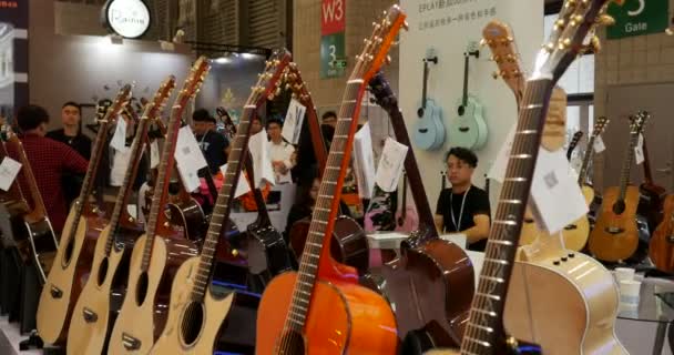 Gitarren Und Ukulele Auf Music China Shanghai Instrumentenmesse Gitarre Und — Stockvideo