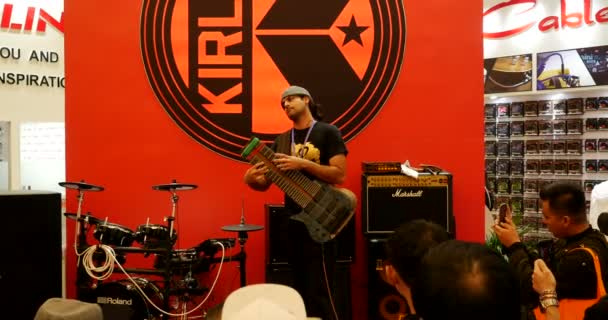 Geweldige Gitarist Treedt Bij Music China Shanghai Instrument Fair Guitars — Stockvideo