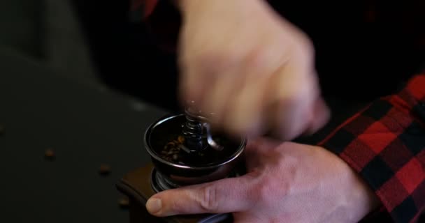 Mãos Fortes Homem Com Camisa Quadrada Vermelha Preta Moendo Café — Vídeo de Stock