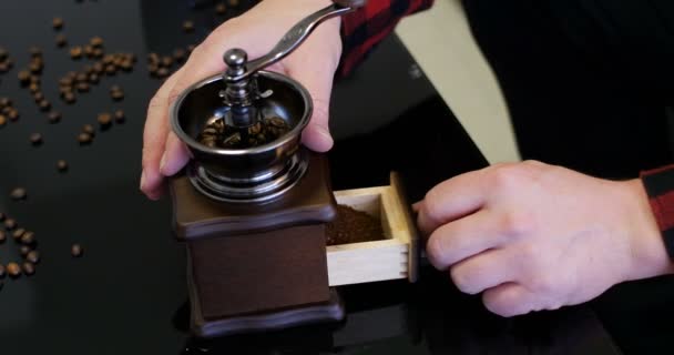 Man Inspecteert Verse Gemalen Koffiebonen Uit Een Antieke Traditionele Molen — Stockvideo