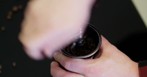 Κοντινό Πλάνο Πάνω Όψη Των Χεριών Του Ανθρώπου Άλεση Καφέ — Αρχείο Βίντεο