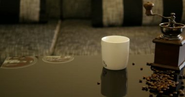 Antik bir kahve öğütücüsünün hızlı ve pürüzsüz seferi. Siyah kahve fincanı ve kahve çekirdekleri.