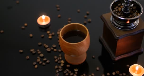 Caffè Vapore Una Tazza Legno Con Candele Fiamme Macinacaffè Retrò — Video Stock